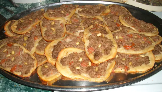 Foto von Sfiha (Levantinische Hackfleisch-Fladenbrote) – fertig angerichtet