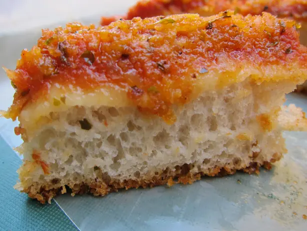 Foto von Sfincione Palermitano (Original Sizilianische Pizza) – fertig angerichtet