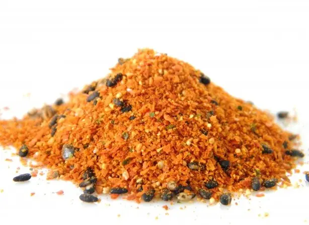 Foto von Shichimi Togarashi (Japanisches Sieben-Gewürz-Pulver) – fertig angerichtet