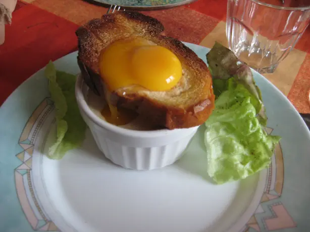 Foto von Shirred Eggs (Gebackene Eier im Förmchen) – fertig angerichtet