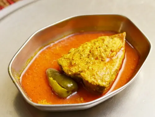 Foto von Shorshe Ilish (Bengalisches Hilsa-Fischcurry in Senfsauce) – fertig angerichtet