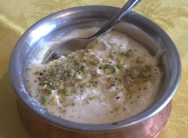 Foto von Shrikhand (Indisches Safran-Joghurt-Dessert) – fertig angerichtet