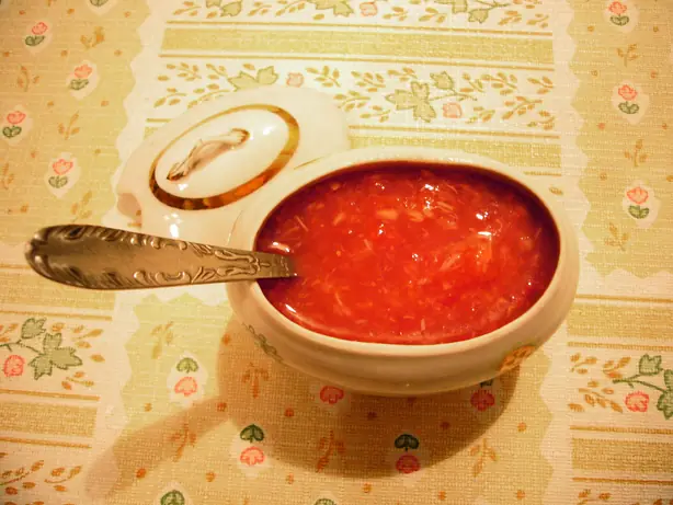 Foto von Sibirische Khrenovina – Die scharfe Meerrettich-Tomaten-Sauce – fertig angerichtet