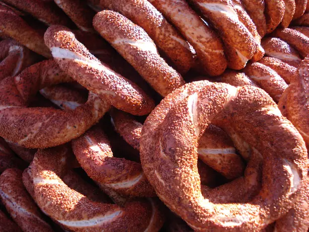 Foto von Simit (Türkischer Sesamring) – fertig angerichtet