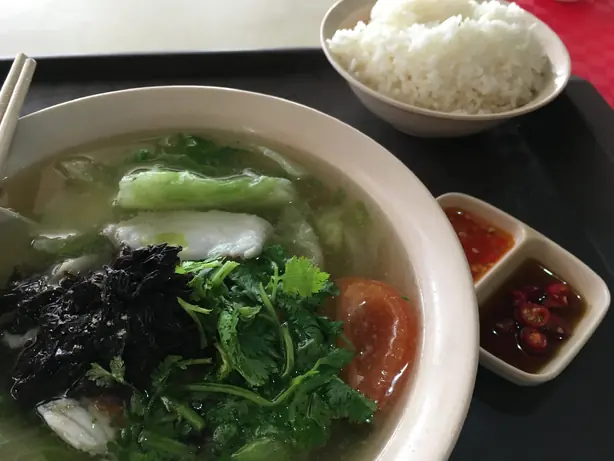 Foto von Singapur Fischsuppe (Sliced Fish Soup) – fertig angerichtet