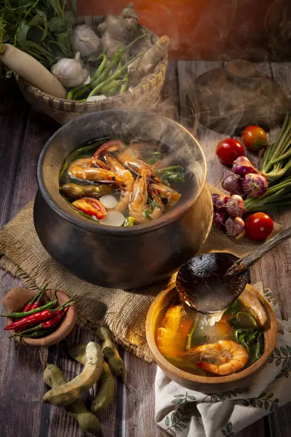 Foto von Sinigang na Baboy (Philippinische saure Schweinefleischsuppe) – fertig angerichtet