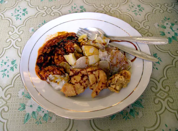 Foto von Siomay Bandung (Indonesische Fisch-Dumplings mit Erdnusssauce) – fertig angerichtet