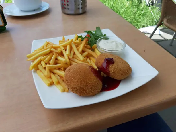 Foto von Smažený sýr (Tschechischer panierter Käse) – fertig angerichtet