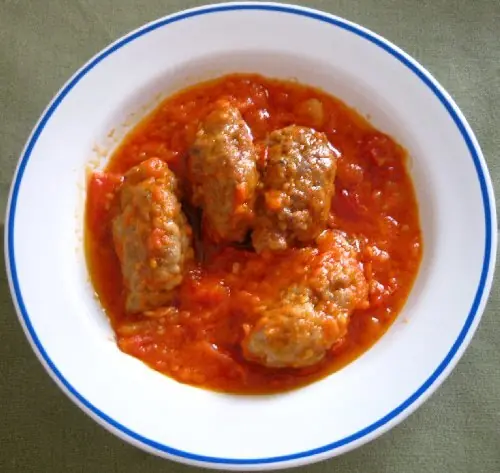 Foto von Smyrna-Fleischbällchen (Soutzoukakia Smyrneika) – fertig angerichtet