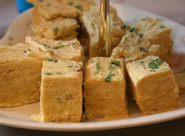 Foto von Soan Papdi (Indisches flockiges Dessert) – fertig angerichtet