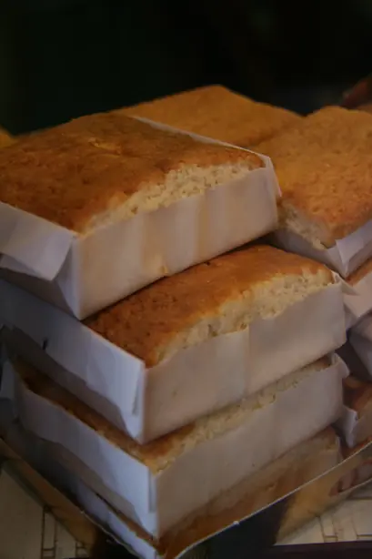 Foto von Sobao Pasiego (Spanischer Butterkuchen) – fertig angerichtet