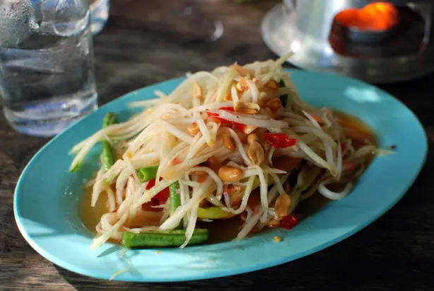 Foto von Som Tam (Thailändischer Grüner Papaya-Salat) – fertig angerichtet