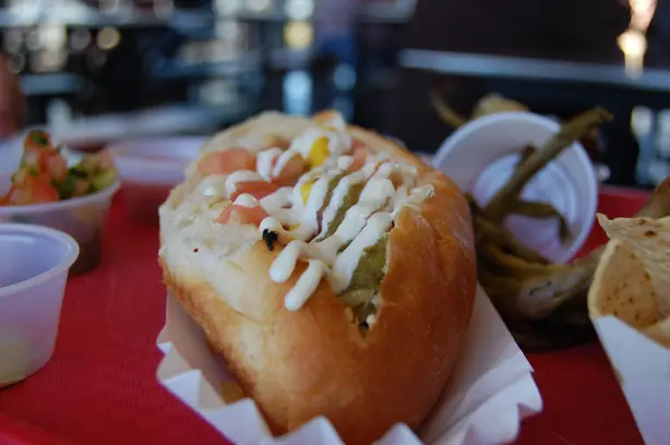 Foto von Sonoran Hot Dog - Der Kult-Klassiker aus Arizona – fertig angerichtet