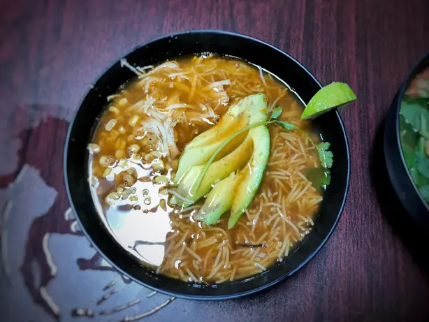 Foto von Sopa de Fideo (Mexikanische Nudelsuppe) – fertig angerichtet