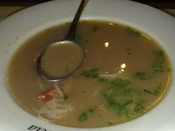 Foto von Sopa de Lacassá (Makanesische Garnelensuppe) – fertig angerichtet
