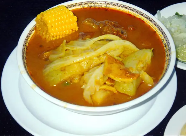 Foto von Sopa de Pata (Salvadorianische Kuhfuß-Suppe) – fertig angerichtet