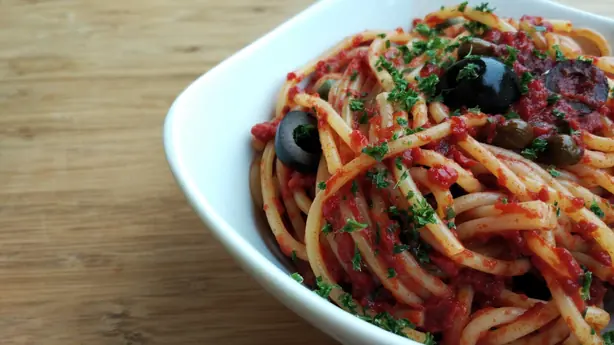 Foto von Spaghetti alla Puttanesca – fertig angerichtet