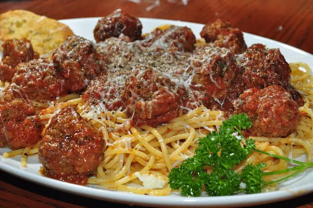 Foto von Spaghetti mit Fleischbällchen (Spaghetti and Meatballs) – fertig angerichtet