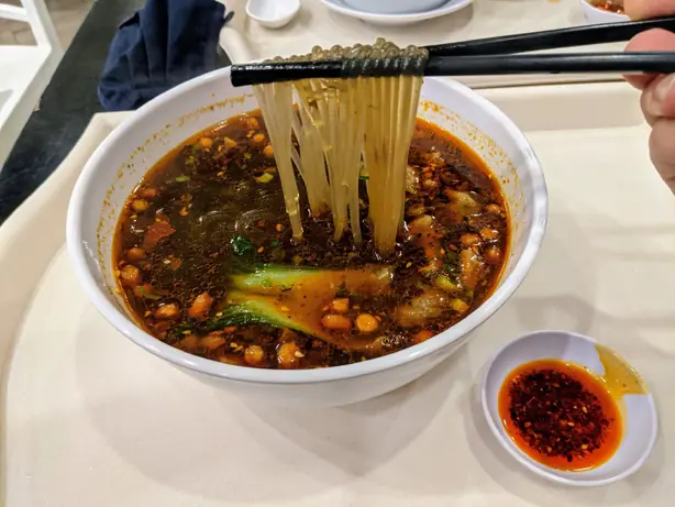 Foto von Suan La Fen – Scharf-saure Sichuan-Glasnudeln – fertig angerichtet