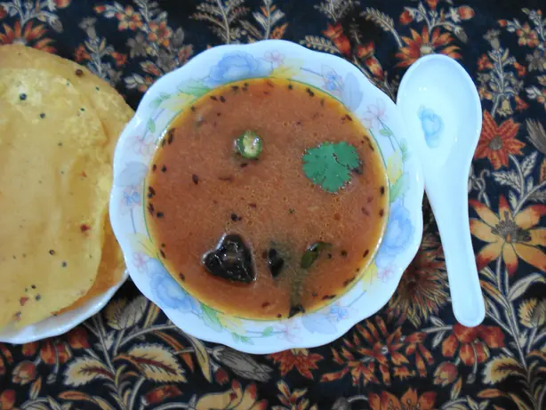 Foto von Südindisches Rasam (Würzige Tomaten-Tamarinden-Suppe) – fertig angerichtet