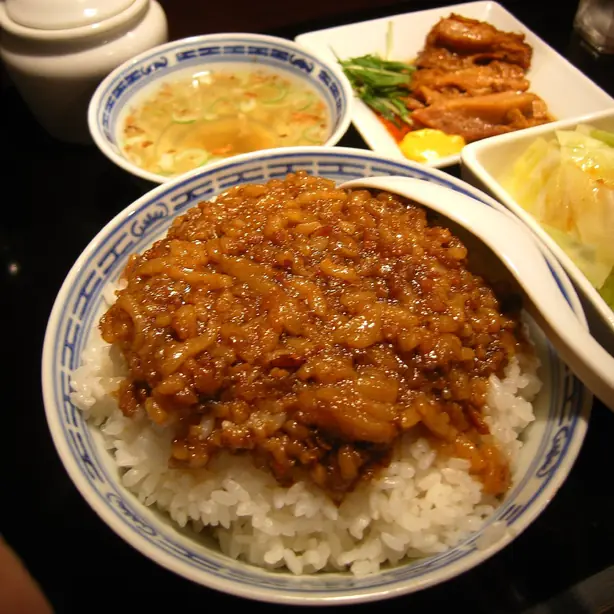 Foto von Taiwanese Braised Pork Rice (Ló͘-bah-pn̄g) - Der aromatische Streetfood-Klassiker – fertig angerichtet