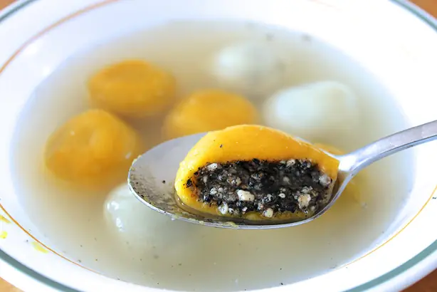 Foto von Tangyuan (Chinesische Klebreisbällchen) – fertig angerichtet