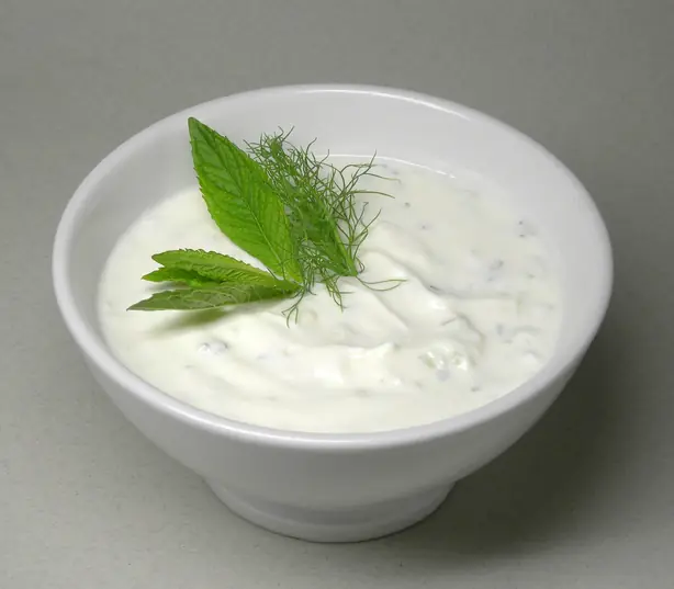 Foto von Tarator (Balkanische kalte Gurkensuppe) – fertig angerichtet