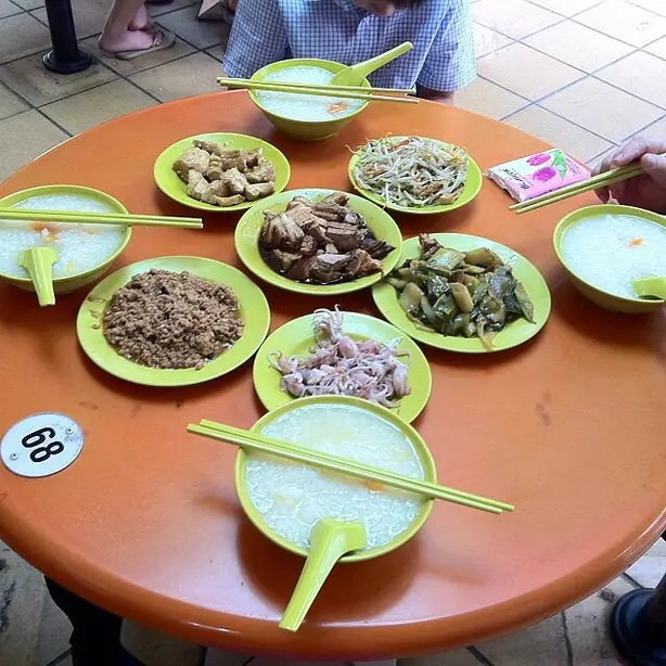 Foto von Teochew-Reisbrei (Chaozhou Mui) – fertig angerichtet
