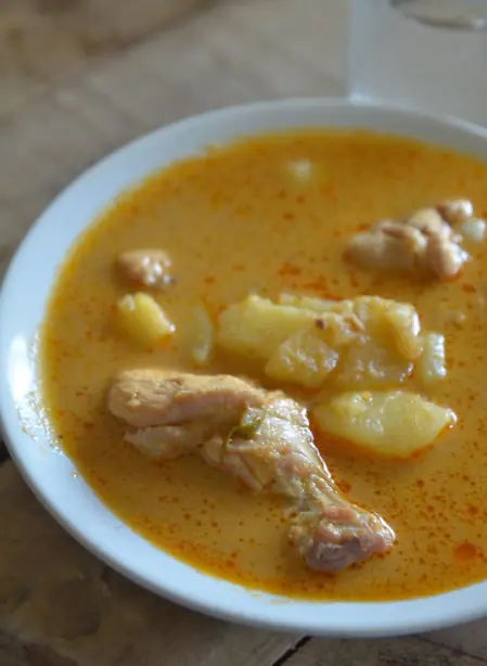 Foto von Thailändisches Gelbes Curry (Kaeng Kari) – fertig angerichtet