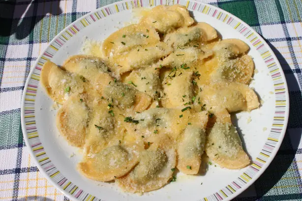 Foto von Tiroler Schlutzkrapfen (Spinat-Topfen-Füllung) – fertig angerichtet