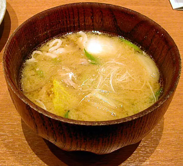 Foto von Tonjiru (Japanische Schweinefleisch-Miso-Suppe) – fertig angerichtet