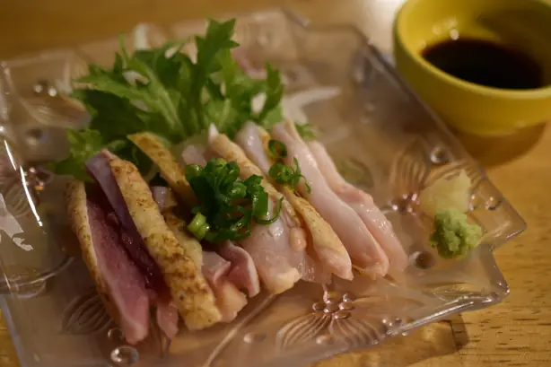 Foto von Torisashi (Japanisches Hähnchen-Sashimi) – fertig angerichtet