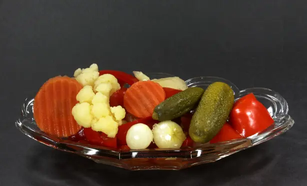 Foto von Torshi (Orientalisches eingelegtes Gemüse) – fertig angerichtet