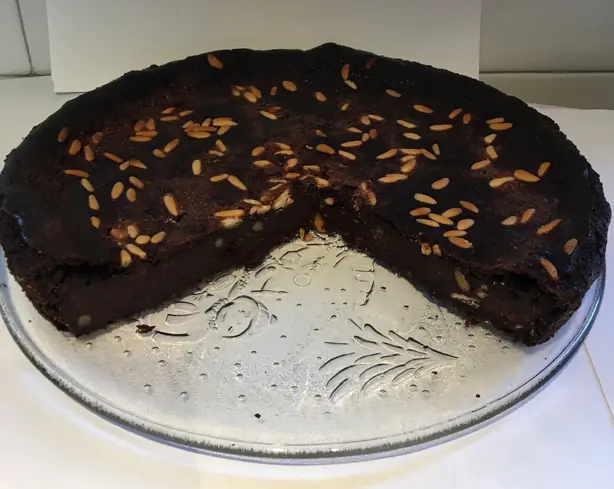 Foto von Torta Paesana (Lombardischer Brotkuchen) – fertig angerichtet