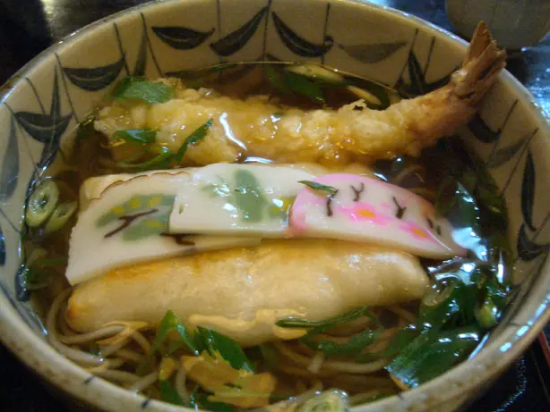 Foto von Toshikoshi Soba (Japanische Neujahrsnudeln) – fertig angerichtet