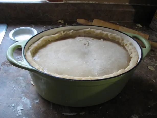 Foto von Traditionelle Tourtière (Frankokanadische Fleischpastete) – fertig angerichtet