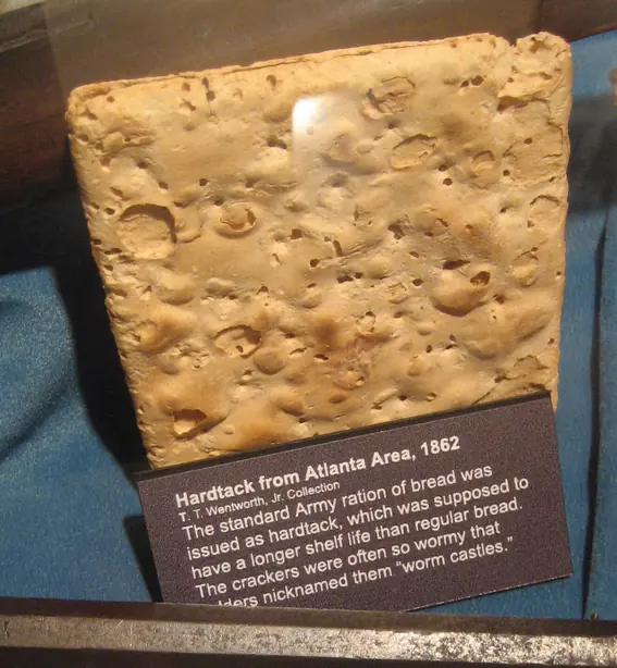 Foto von Traditioneller Hardtack (Schiffszwieback) - Der unverwüstliche Überlebenskeks – fertig angerichtet