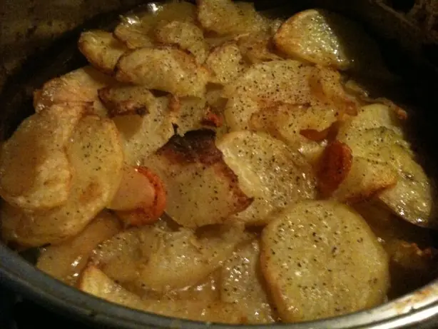 Foto von Traditioneller Lancashire Hotpot - Der deftige Eintopf-Klassiker aus England – fertig angerichtet
