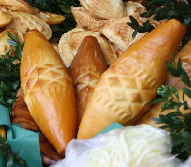 Foto von Traditioneller Oscypek – Der geräucherte Bergkäse aus der Tatra – fertig angerichtet