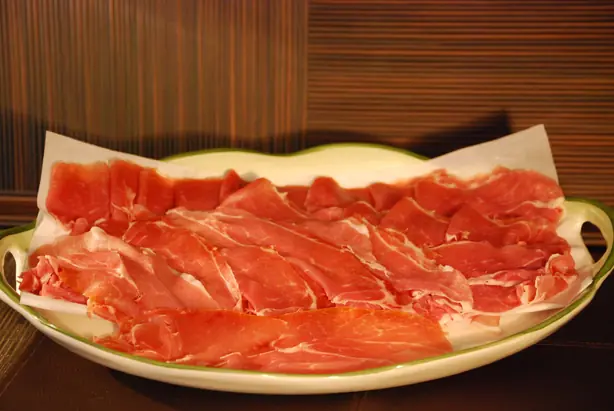 Foto von Traditioneller Prosciutto (Luftgetrockneter Schinken) – fertig angerichtet