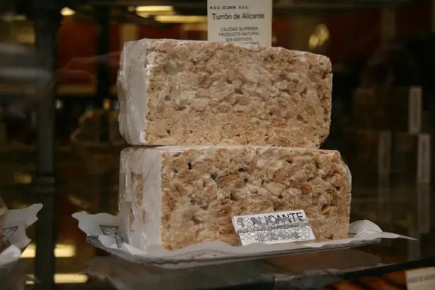Foto von Traditioneller Spanischer Mandel-Nougat (Turrón de Alicante) – fertig angerichtet