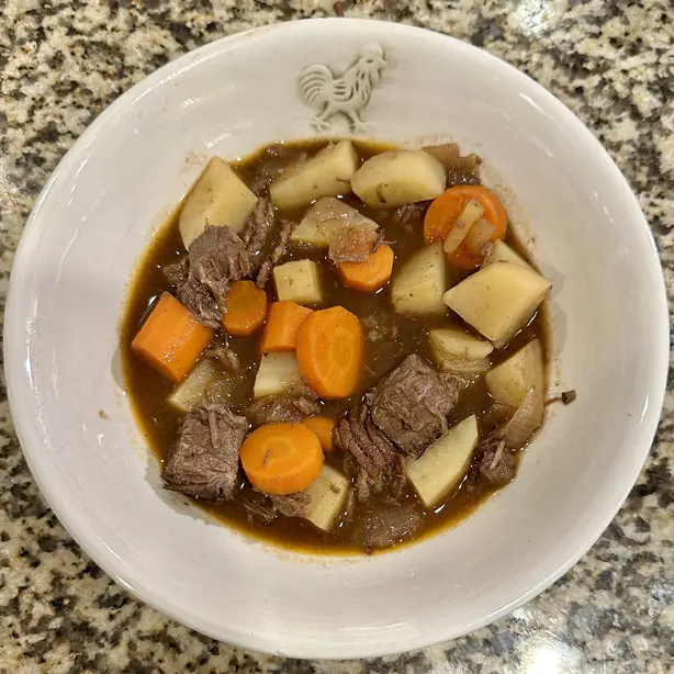 Foto von Traditionelles Scouse (Liverpooler Eintopf) – fertig angerichtet