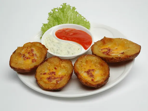 Wikipedia-Bild - Potato_skins_arranged_on_a_plate_as_an_appetizer.jpg - Foto: don_naked - CC BY-SA 2.0