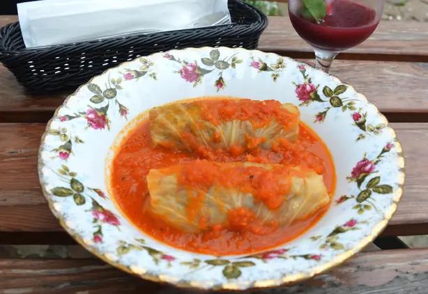 Foto von Ukrainische Holubtsi – Klassische Kohlrouladen in Tomaten-Rahm-Sauce – fertig angerichtet