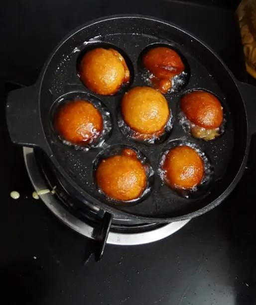 Foto von Unni Appam (Süße indische Reisküchlein) – fertig angerichtet