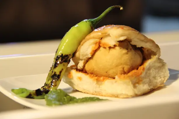 Foto von Vada Pav (Der ikonische Bombay Burger) – fertig angerichtet