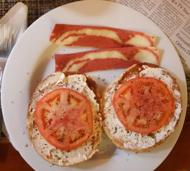 Foto von Vegetarischer Speck aus Reispapier (Facon) – fertig angerichtet