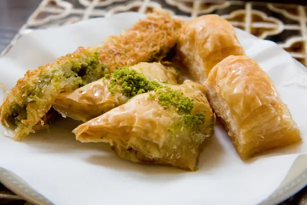 Foto von Warbat (Levantinisches Blätterteiggebäck mit Creme) – fertig angerichtet