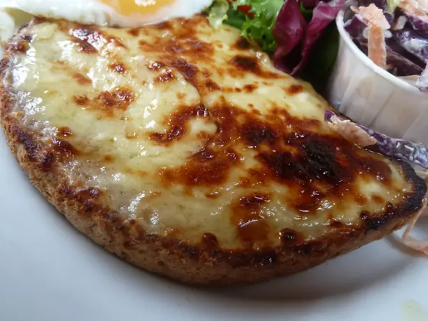 Foto von Welsh Rarebit (Walisische Käsetoasts) – fertig angerichtet