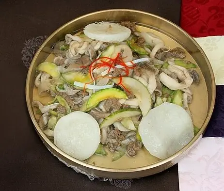 Foto von Wolgwa-chae (Koreanisches Sommer-Japchae) – fertig angerichtet